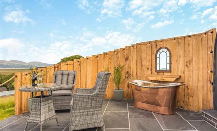 Glampio ger y gors glamping